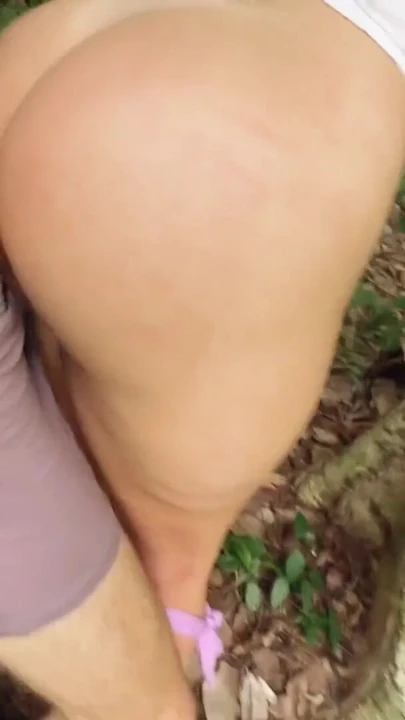 Moment palpitant avec « Une fille excitée se fait baiser au fond de la forêt par un inconnu - sexe en plein air réel »