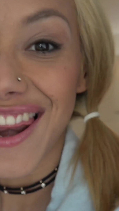 Loira com uma câmera