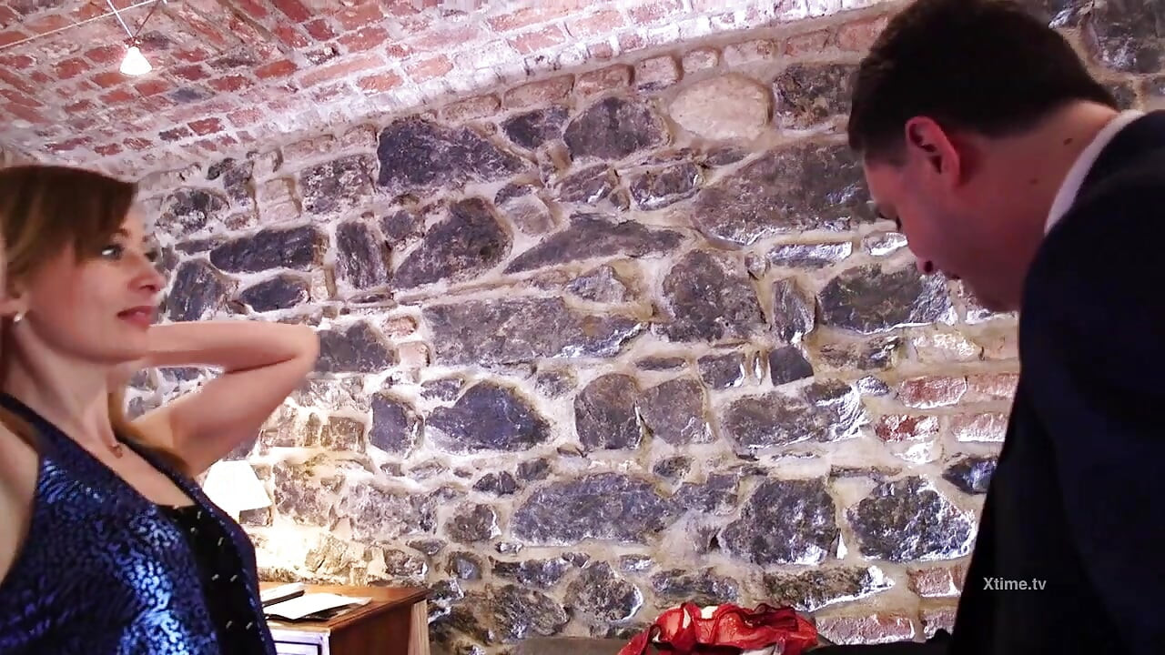 أندريا ديبري تضغط على كراته من قبل فتاة شابة لطيفة