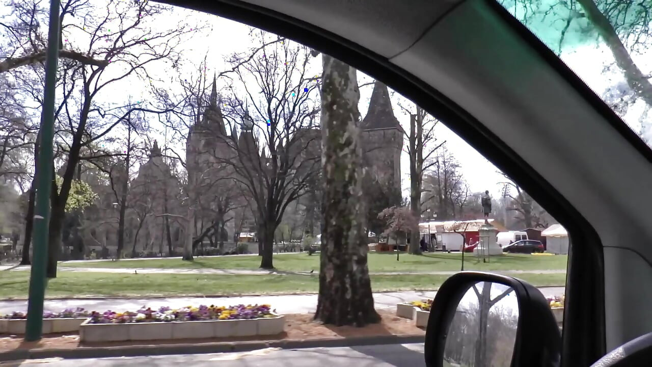 Büyük götlü esmer ıslak amcığını parçalıyor