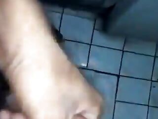 Chico asiático en el baño debe masturbación