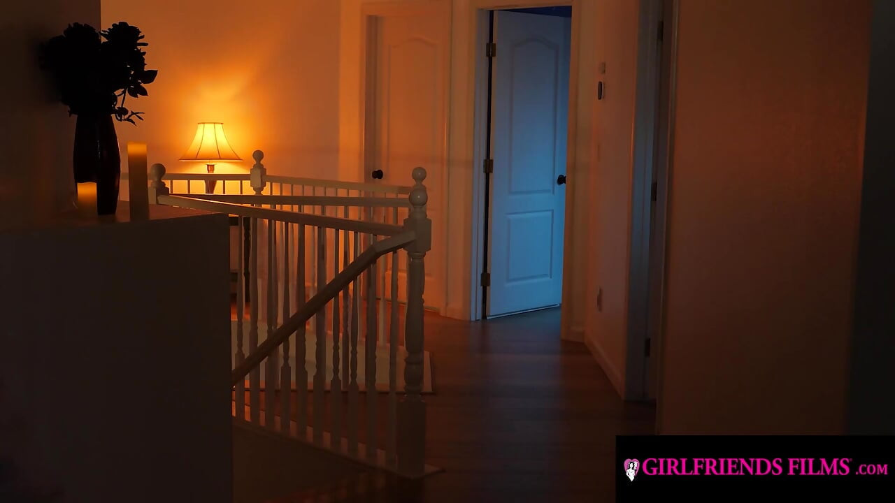 GIRLFRIENDS FILMS - Seksikäs StepMILF laukeaa kovaa suloisen Stepbratin vuoksi