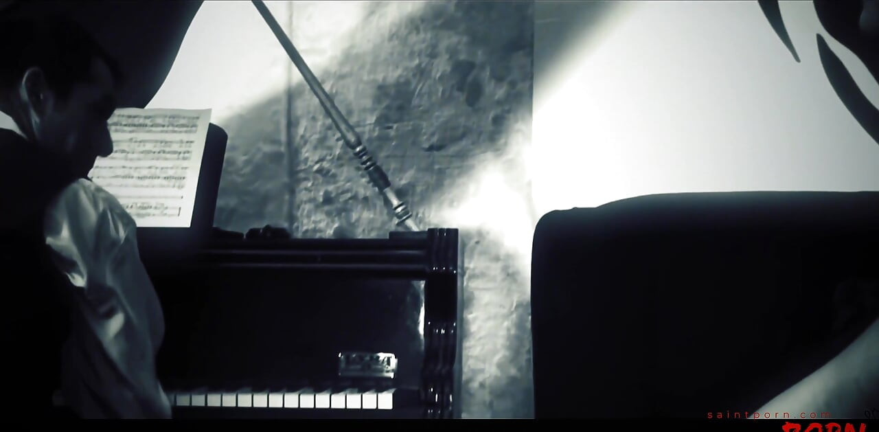 Angelika Black принимает мясистый хуй глубоко во время ношения черных кайфов бедер