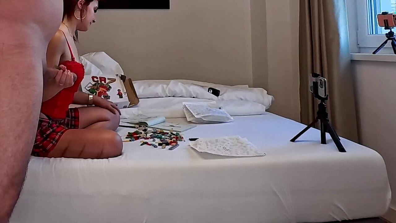 Gorąca drobna ruda uczennica w szkolnym mundurze mini spódnica nudzi się i ignorowana bawi się dużym kutasem u boku