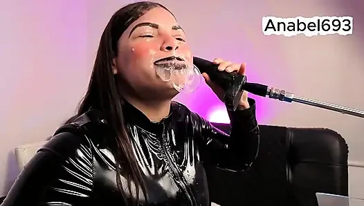 Ein Dämon in Latex, Latexhandschuhen, einem Latexanzug und schwarzen lippen lutscht sinnlich deinen schwanz und spuckt Speichel und Sperma auf mich
