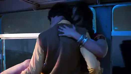 Une bhabhi se fait baiser dans un bus
