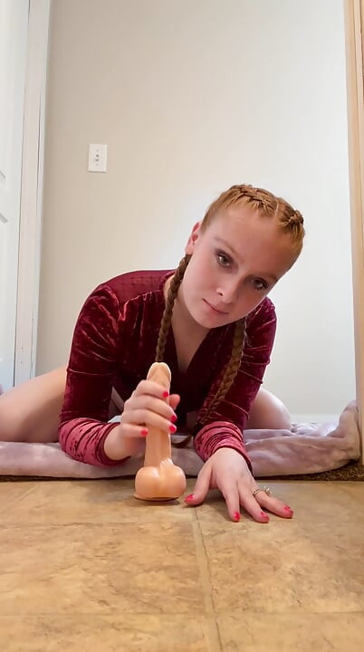 Roșcată călărește un vibrator în timp ce vorbește murdar
