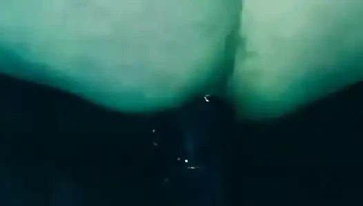 Büyük bir dildoya biniyor.