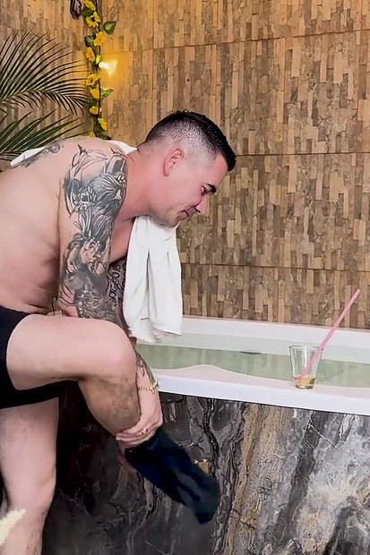 Venezolanische MILF findet nackten freund in ihrem whirlpool und reitet ihn und lutscht ihn kyleieliish