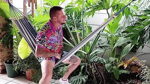 Hawaii si cewek mungil hawaii lagi asik ngentot di luar ruangan