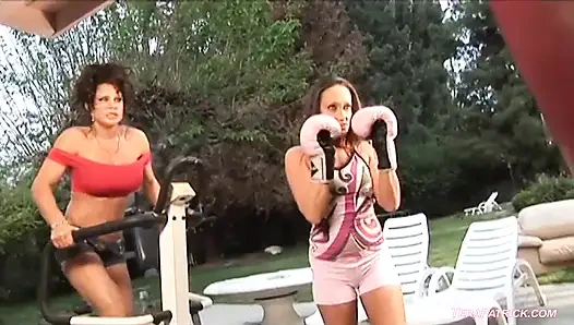 Teri Weigel становится лесбиянкой с симпатичной Michelle Lay