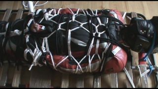 Иммобилизованная рабыня-байкера получает пытку яиц и члена от Neonwand