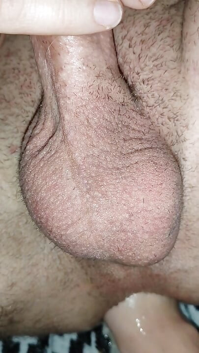 Moja žena mi gura celu pesnicu u dupe, volim fisting i istezanje dupeta