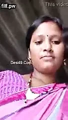 Tía mostrando y digitación hermoso coño