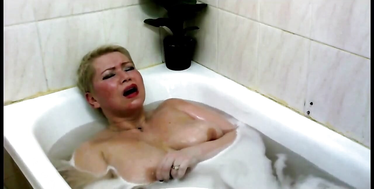 Moden sexy tispe onanerer og suger kuk på badet...))