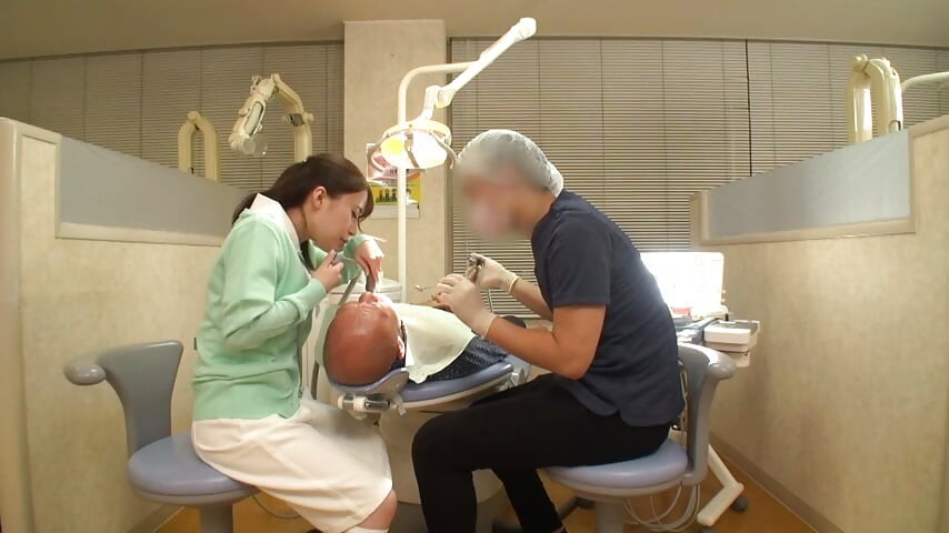 Elegante higienista dental inclinada de cerca