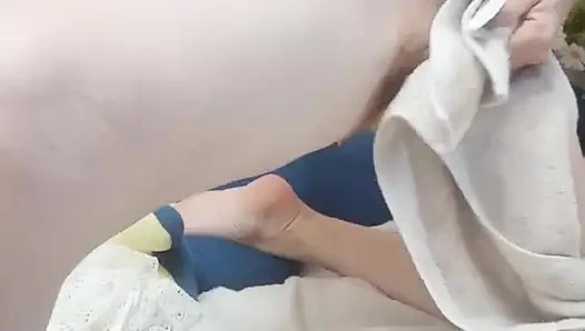 Идеальное тело в природе с крошечными сиськами и мокрая грязная киска трахает хуй