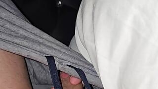 Macocha wyciągnąła pasierba penisa ze spodni na ręczną robotę