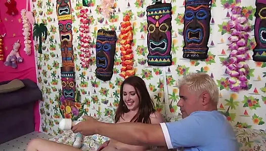 Memek fleksibel berambut merah dibongkar saat threesome!