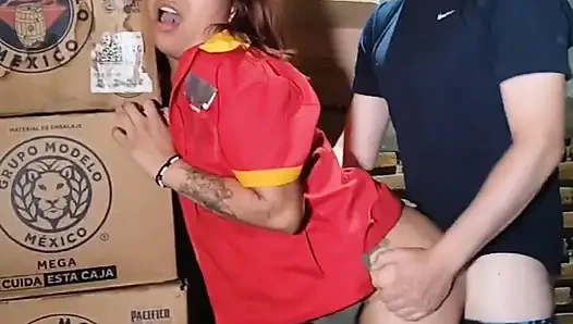 Кассирша в магазине, ее босс в подвале