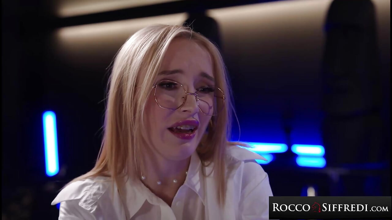 ロッコ・シフレディ - 爆乳ブロンドのポリー・ヤングスが今までで一番ハードなアナルピストンを受ける