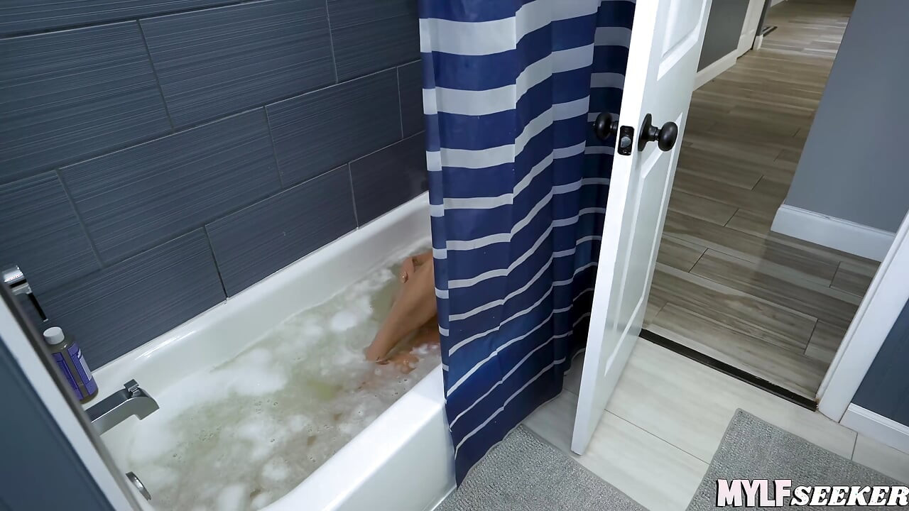 Napaljena MILF mi pomaže, jebote