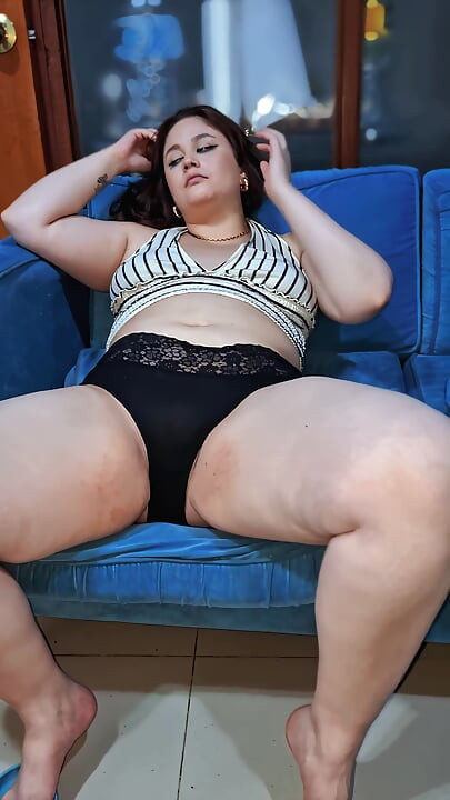 Nicole S Křivkami Se Svléká a Tře Si Mokrou Kundičku