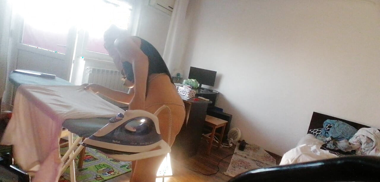 Sexy wife doing household chores naked. Cum on the wife's big ass. Hot foreplay with a couple, oil massage on the body.