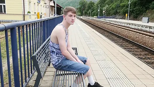 Ateşli twink erkek arkadaşını onu prezervatifsiz sikmesi için davet ediyor