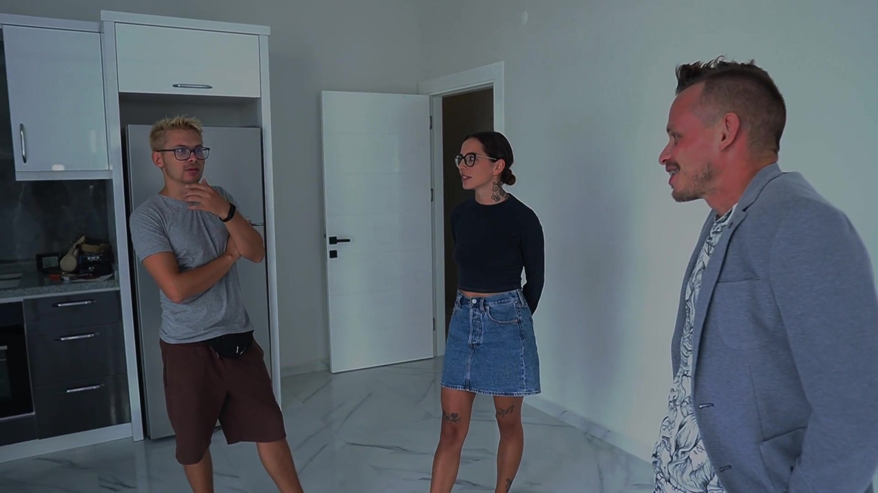 戴绿帽子的丈夫看着他的妻子从后面被操！