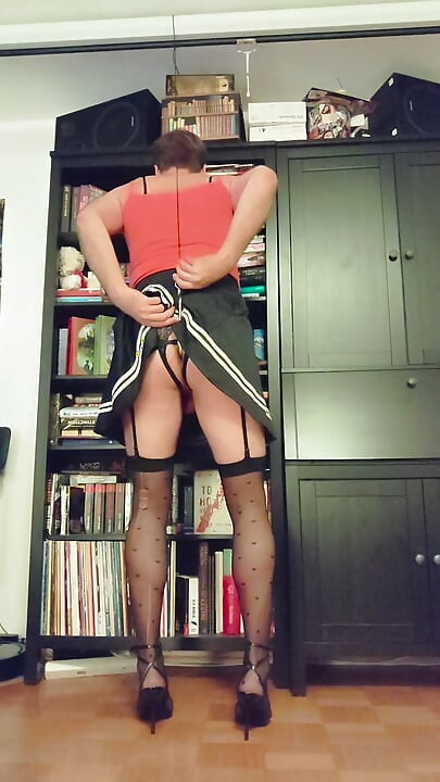 Humillación sissy en castidad - gancho anal atado al techo