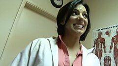 Juelz Ventura est une infirmière sexy qui adore la bite dans la bouche