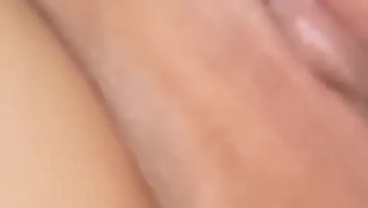 Üvey annenin yasak yarağı titreyen götüne dokunuyor