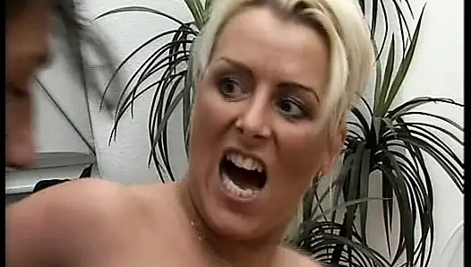 Schwanzhungrige deutsche MILf wird vor einer gesichtsbesamung hart gefickt