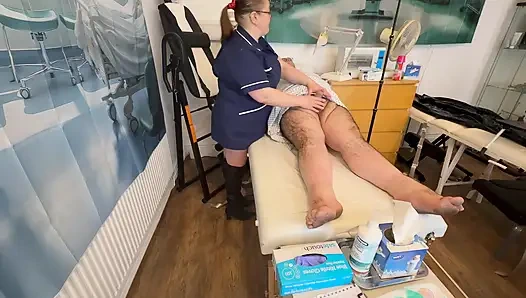 Bölüm 2: Bay Hughes küçük penisine yardım etmek için uzmanı matron satana'ya gidiyor