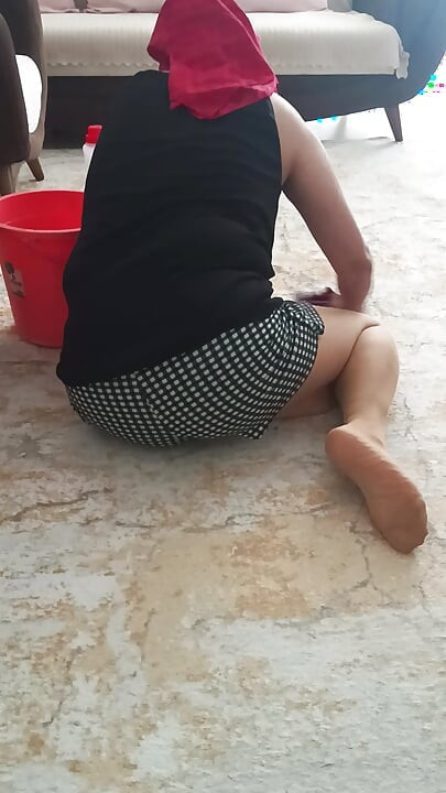 Minha madrasta com nádegas grandes e turva enquanto limpa