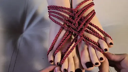 Ich gebe meiner blassen heißen freundin eine fußmassage, während ich sie gefesselt habe - Nawashi Black