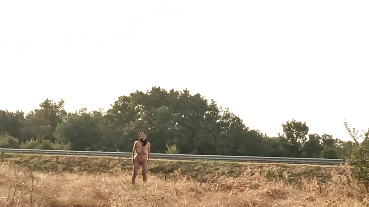 Ταπείνωση της σκλάβας Tich - δείχνει το μουνί και τα βυζιά της