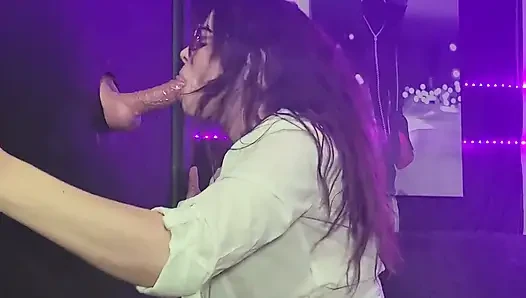 Gloryhole jade lutscht damon
