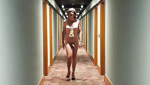Otel koridorunda çıplak yakalandı