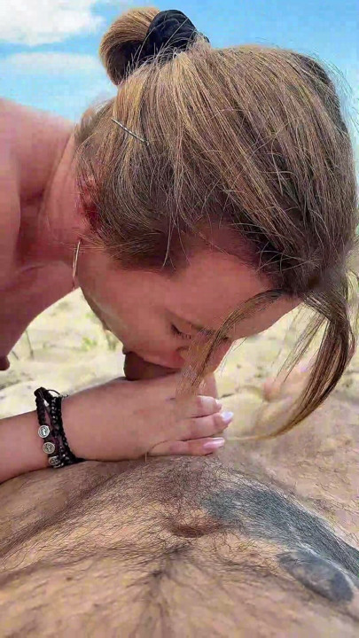 POV: NASTY BEACH BLOWJOB (PUBLIC RISK!)