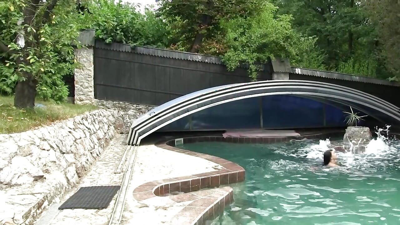 Jenny Simons und Lucy Li essen ihre muschi am pool privat