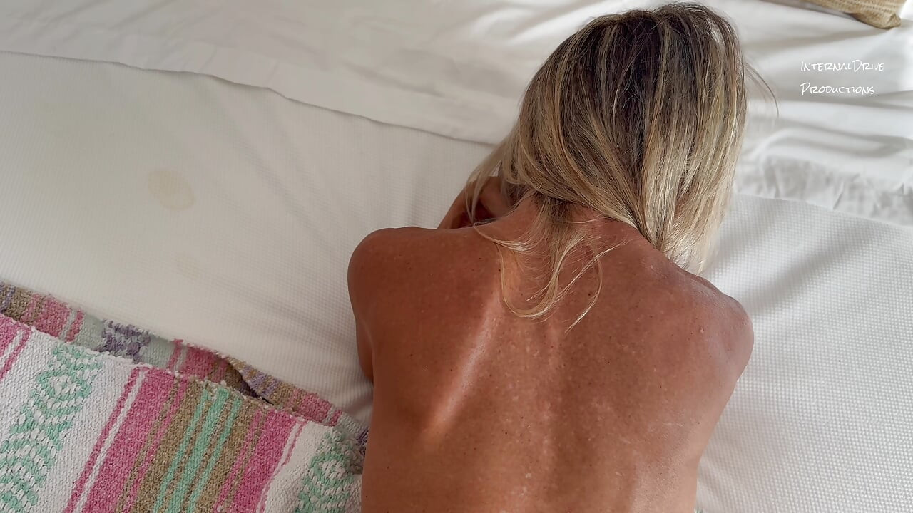 Le scopo la figa, il culo e le sborro in bocca.