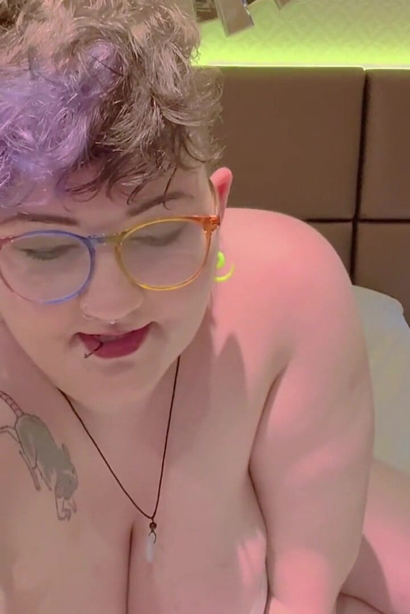 VEDERE LA PERSOANA 1 cu joc de roluri: colega de cameră dolofană îți arată corpul ei weightloss fat pentru tine