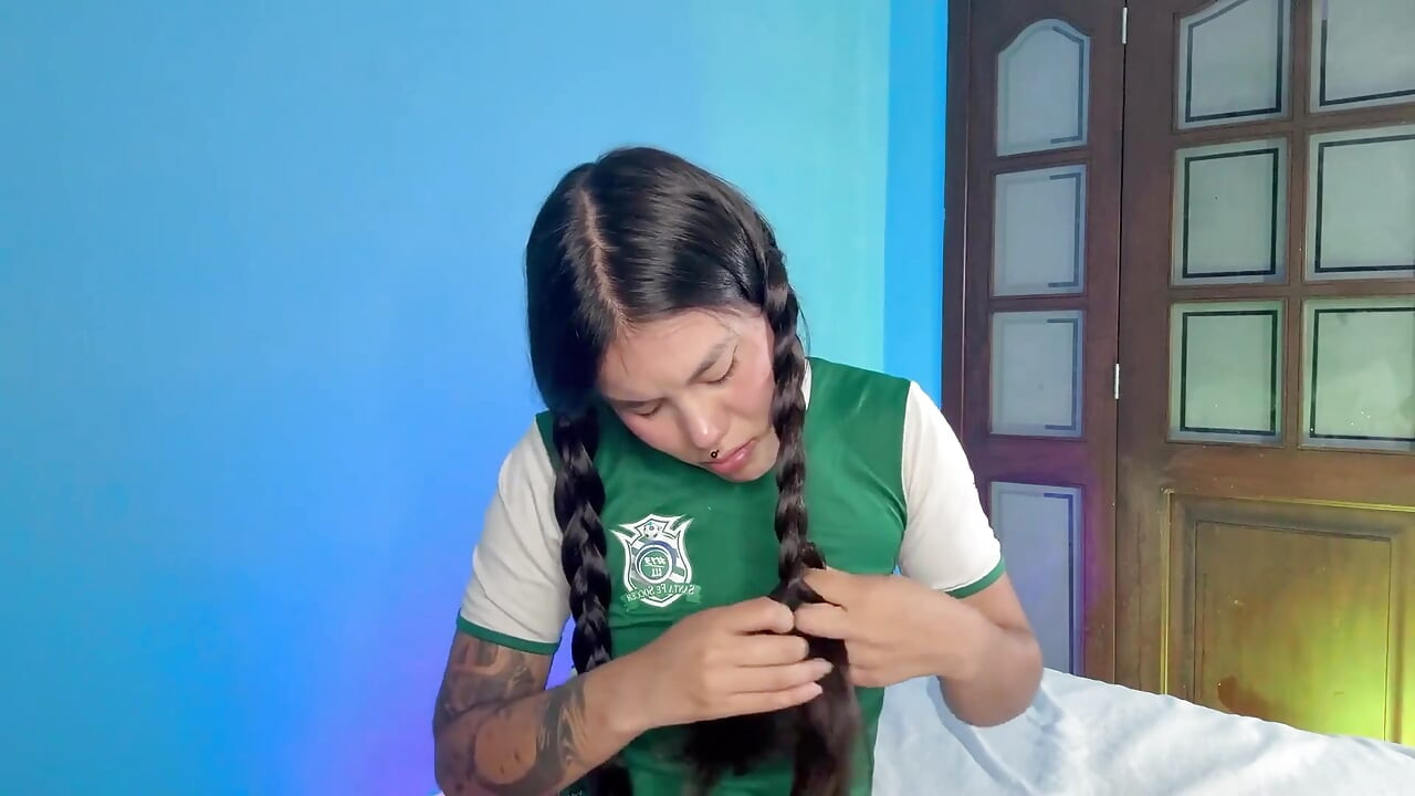 माझ्या सरळ केसांशी खेळणे