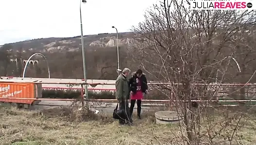 Возбужденная крошка получает жесткий трах возле дорожки
