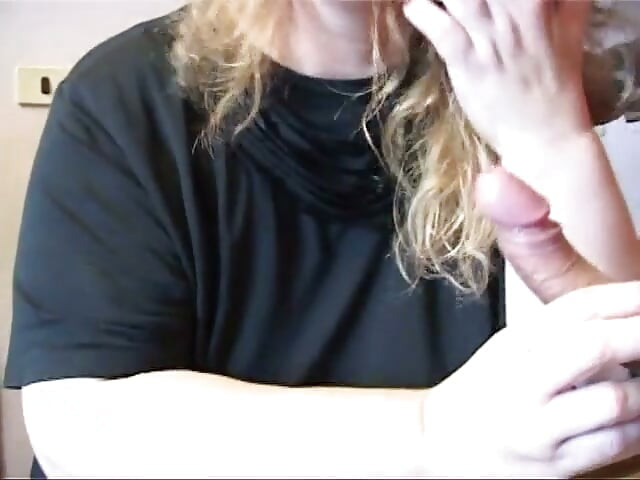 Ugly amateur woman blows a few dicks