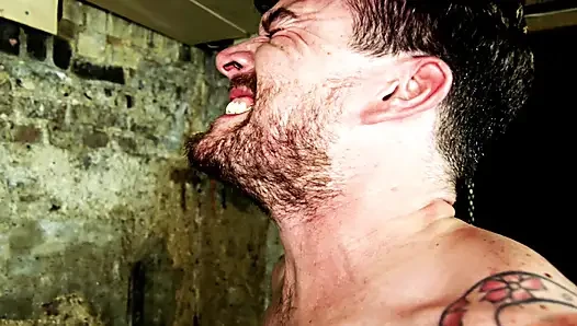 Bağlı dövmeli Fransız fahişe yoğun bdsm sikişten sonra döl yiyor