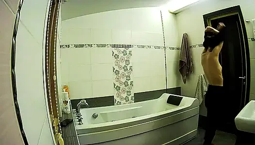 Stella bereitet sich auf ein bad im badezimmer vor - echte amateur-voyeur-szene