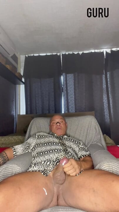 Gospodin Guru. Seksi bodybuilderica drka kod kuće